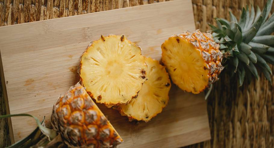 La piña es una fruta tropical dulce y jugosa que aporta varios beneficios para la salud. Algunos de estos beneficios incluyen: