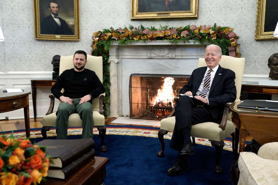 El presidente estadounidense, Joe Biden, y el presidente ucraniano, Volodimir Zelenski, posan para una fotografía durante su reunión bilateral en la Oficina Oval de la Casa Blanca. 
