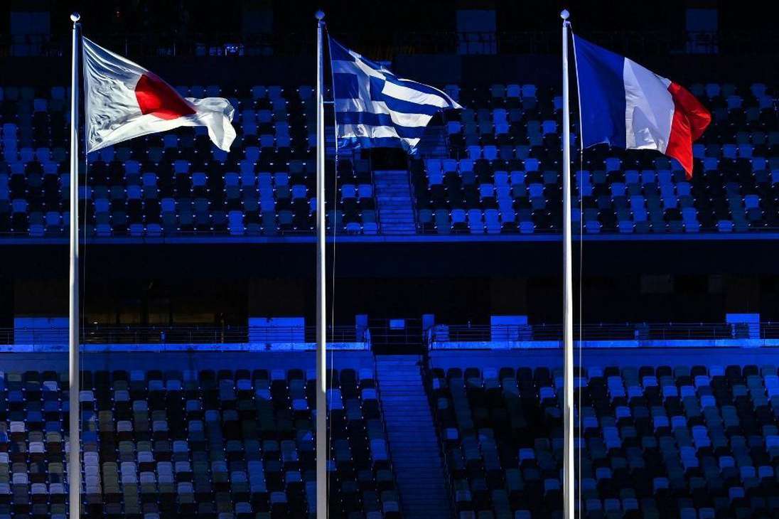 La bandera de Japón ondeando al lado de la de Grecia, madre de los Juegos Olímpicos, y la de Francia, que albergará en París las próximas justas en 2024.