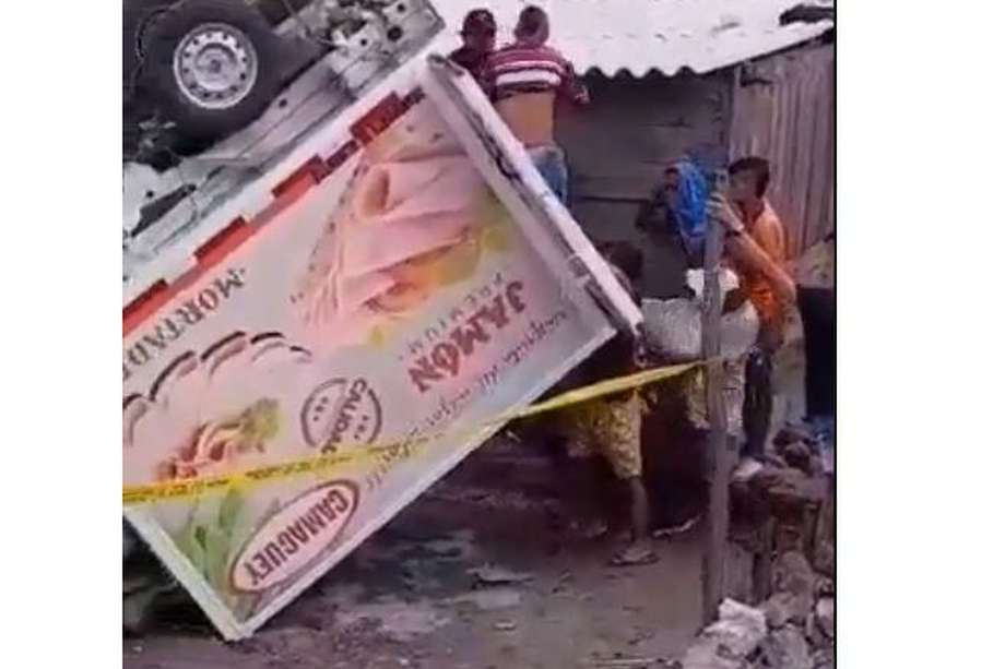 Imagen del momento en el que el camión es saqueado.