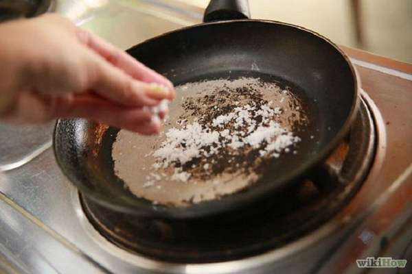 Para usarla, espolvorea sal sobre la superficie que deseas limpiar, luego frota con un paño húmedo
