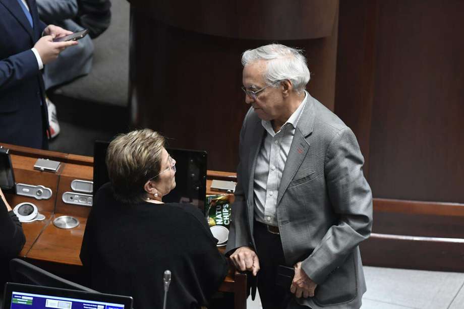 La ministra de Trabajo, Gloria Inés Ramírez, y el ministro de Hacienda, Ricardo Bonilla, en la plenaria del Senado.