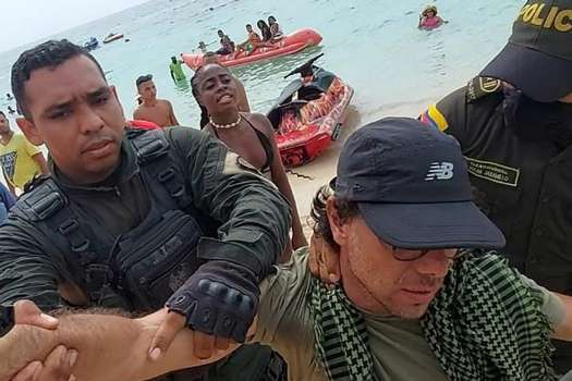Luis Ángel siendo detenido por la Policía en Barú