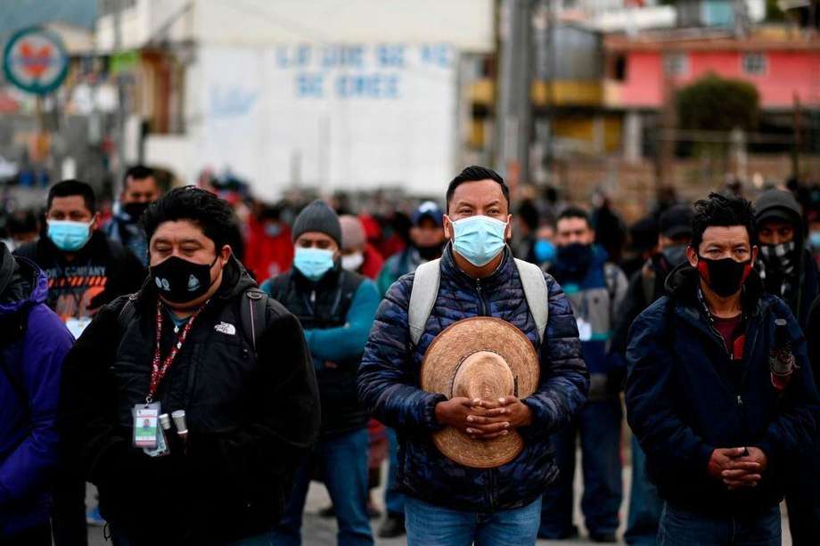 Un grupo de indígenas bloquea una carretera exigiendo la renuncia del presidente guatemalteco Alejandro Giammattei, en San Cristóbal Totonicapán, Guatemala.