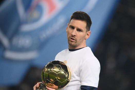 Messi mostró su séptimo Balón de Oro en el Parque de los Príncipes.