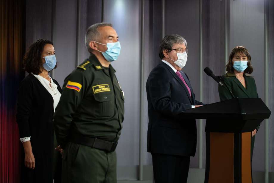 El ministro de Defensa, Carlos Holmes Trujillo, respondió al fallo de la Corte junto al director de la Policía, Óscar Atehortúa; la ministra del Interior, Alicia Arango (derecha), y la alta consejera para los Derechos Humanos, Nancy Patricia Gutiérrez. 