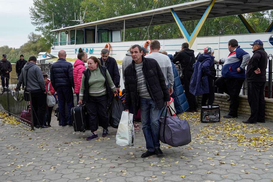 El miércoles, un funcionario a cargo de la ocupación rusa de Jersón, Vladimir Saldo, afirmó que, en menos de una semana, al menos 70.000 residentes pudieron abandonar sus domicilios en la zona.