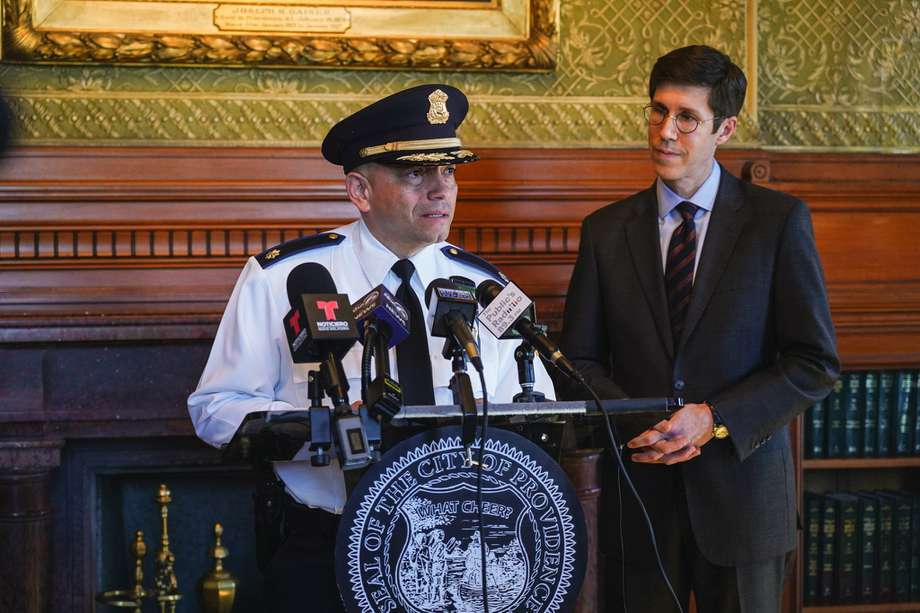 El nuevo jefe de policía, Óscar Pérez, junto al alcalde de Providence, Brett Smiley, durante su posesión.