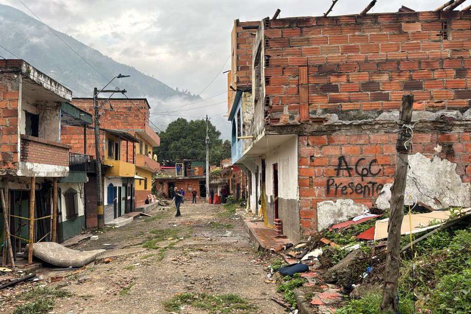 La demolición hace parte de las promesas de campaña del gobernador de Antioquia, Andrés Julián Rendón Cardona, para luchar contra el tráfico de drogas.