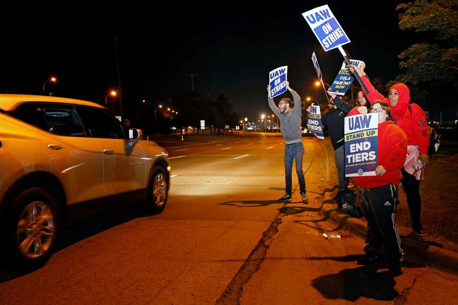La huelga del sindicato United Auto Workers comenzó el 15 de septiembre y creció hasta sumar a más de 45.000 trabajadores de GM, Ford y Stellantis NV. Foto: EFE/ Mike Mulholland
