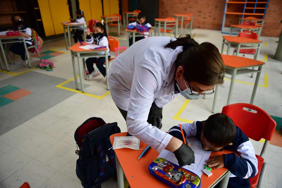Estudiantes regresan a clases presenciales en los colegios públicos de Bogotá desde el lunes.