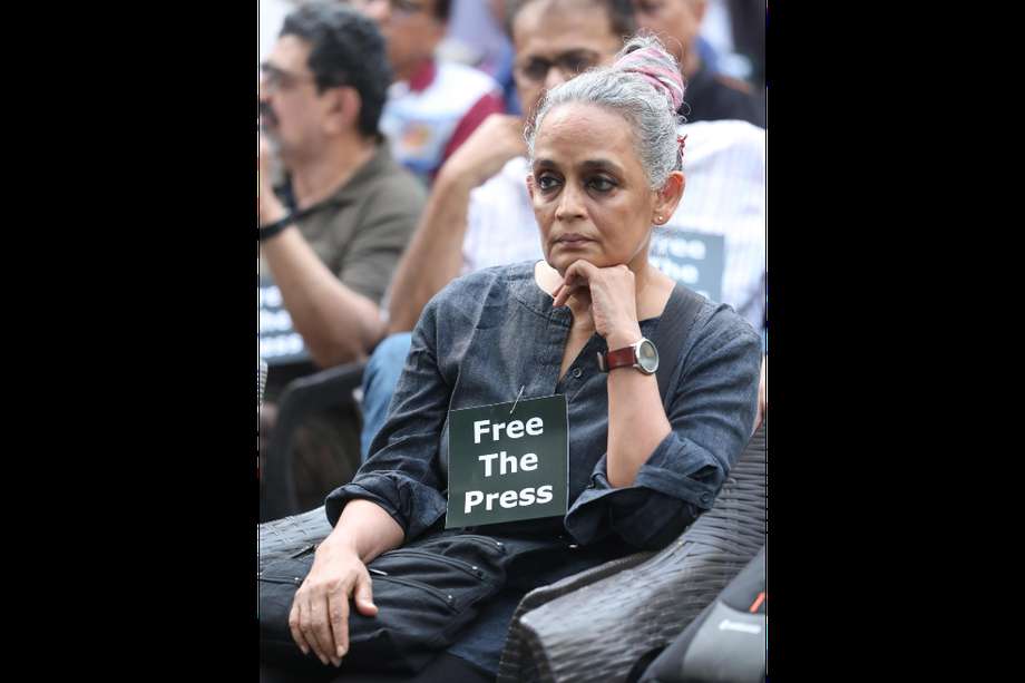 La ganadora del Premio Booker 1997, la autora india Arundhati Roy, de 61 años de edad, asiste a una protesta de periodistas en un club de prensa en Nueva Delhi, India, el 04 de octubre de 2023.