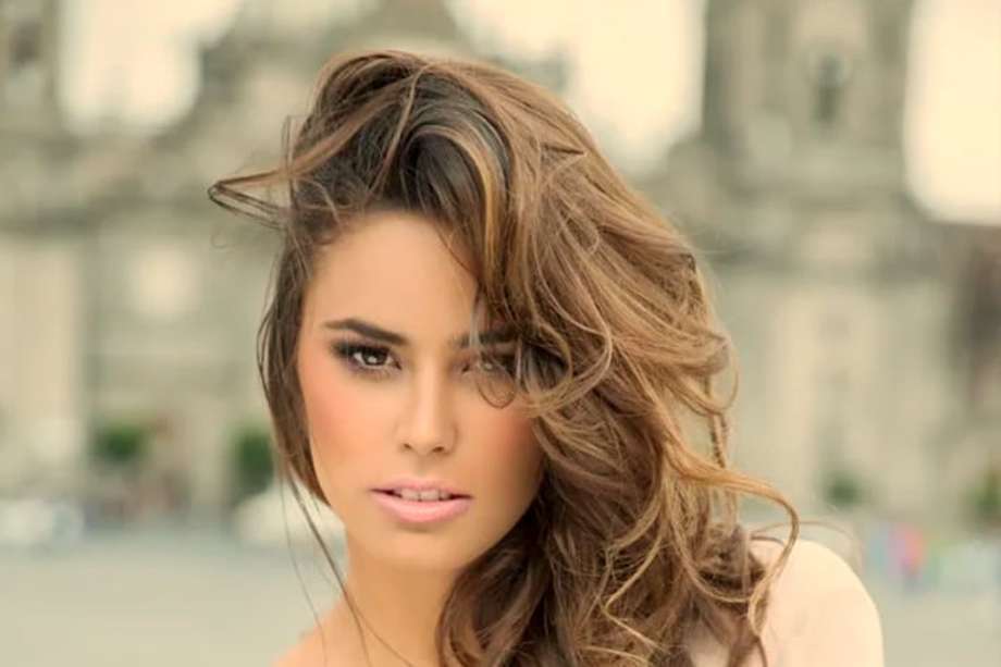 La modelo fue elegida Miss Uruguay a sus 18 años, y luego representó a su país en el reinado de Miss Mundo 2015. 