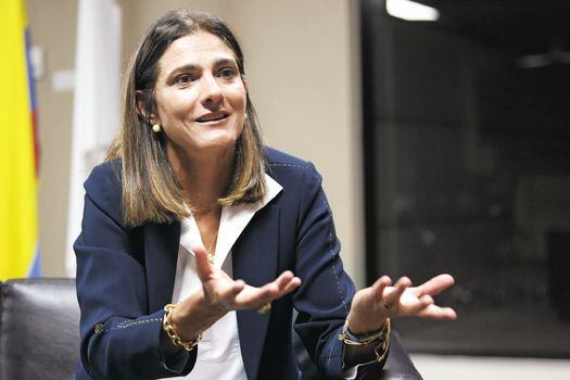 La ministra de Transporte, Ángela María Orozco, hace un balance de su gestión en la cartera. / Gustavo Torrijos
