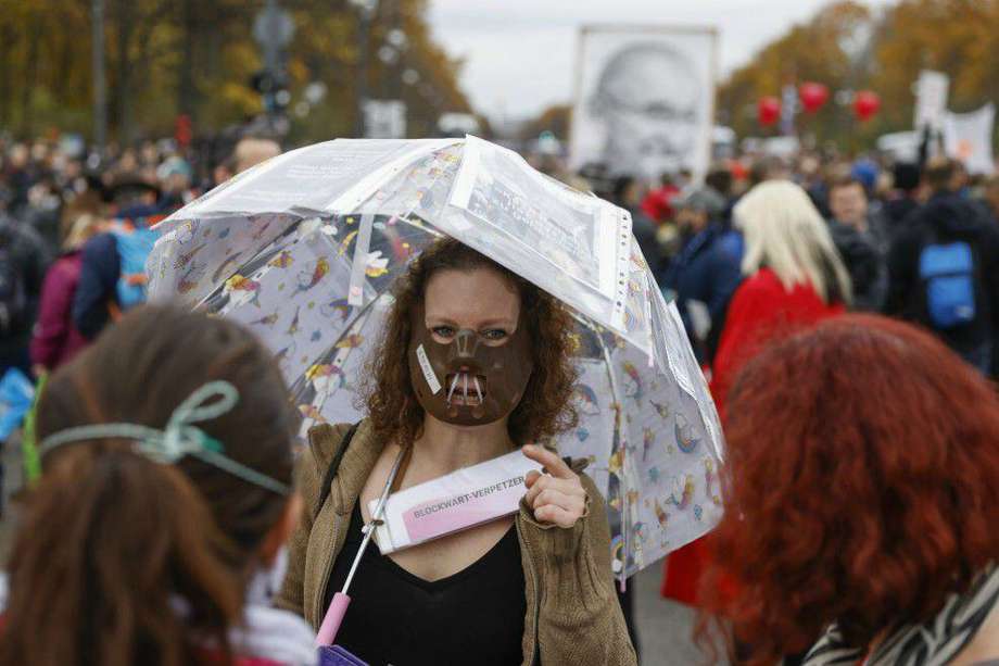 Una mujer que participó en las protestas contra el uso de mascarillas en Alemania.
