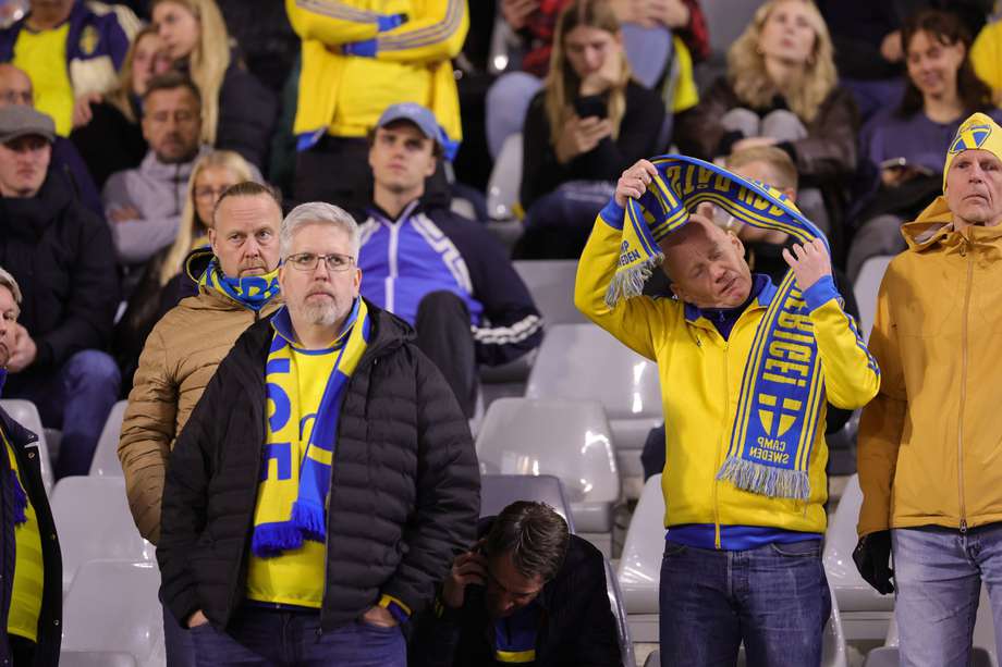 Los aficionados suecos tuvieron que esperar en el estadio de Bruselas mientras las autoridades belgas preparaban la logística para escoltarlos.