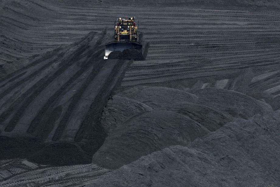 Un bulldozer mueve carbón en una mina en Colombia.