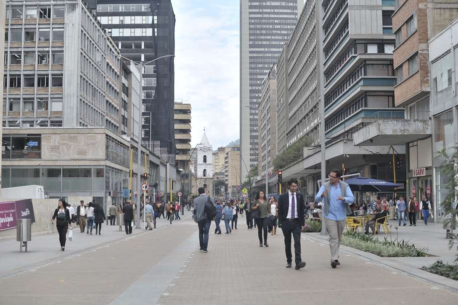 Personas caminando por el centro de Bogotá.
