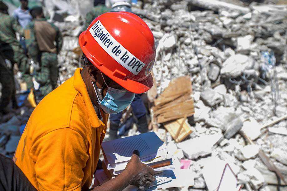 Las víctimas por el terremoto de Haití de este sábado superan los mil. La tragedia crece con el paso de las horas.