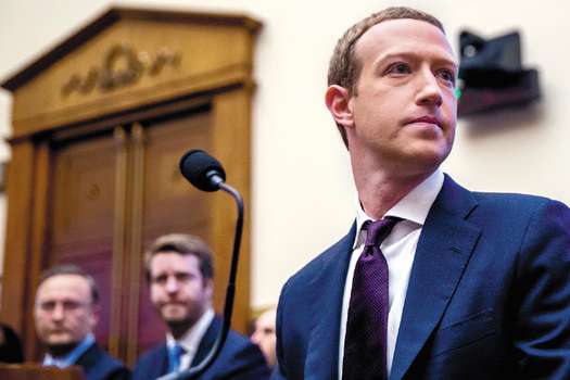 Mark Zuckerberg, fundador de Facebook, compareció en 2018 ante el Congreso de Estados Unidos por el escándalo de Cambridge Analytica.  / AP