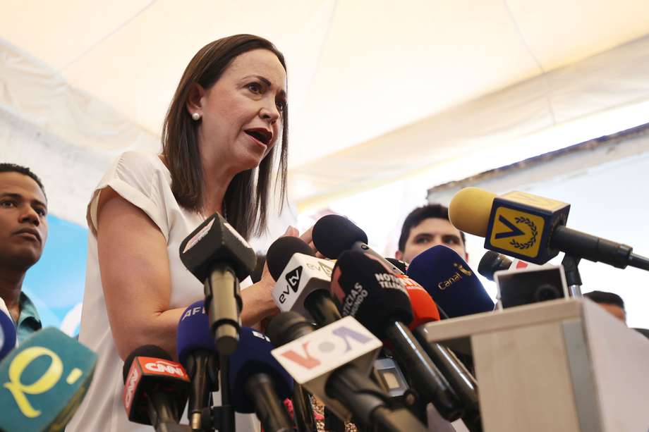 María Corina Machado, principal líder de la oposición, se desmarcó de la candidatura del gobernador Manuel Rosales, quien afirmó que se postuló al ver las trabas que se le presentaron a Corina Yoris.