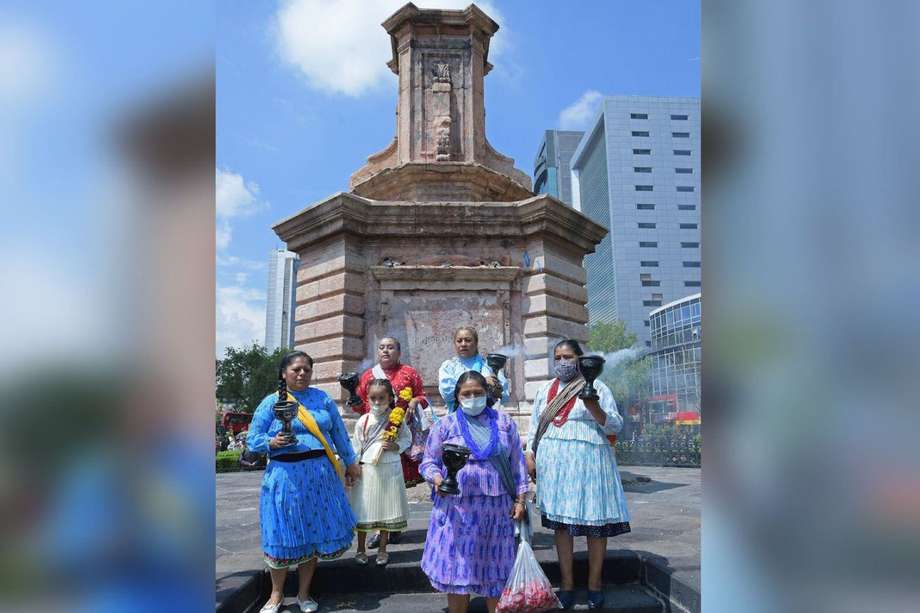Mujeres mazahuas queman incienso en el pedestal donde se encontraba el monumento de Cristóbal Colón en Ciudad de México (México). Un grupo de alrededor de 150 indígenas mazahuas marcharon este lunes desde el Ángel de la Independencia hasta el Zócalo de la Ciudad de México para conmemorar el Día Internacional de la Mujer Indígena