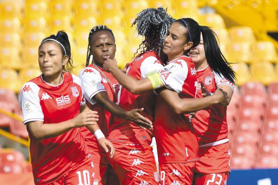 Jugadoras de Santa Fe celebran un gol en la Liga Femenina del primer semestre, en el estadio El Campín. / Dimayor