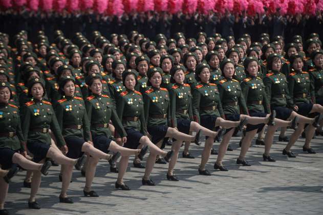 Corea del Norte celebra el aniversario de su ejército con prácticas militares