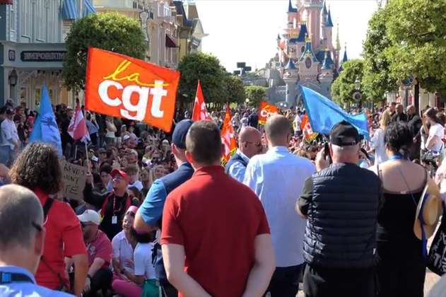 Trabajadores en Disneyland París protestan por mejores condiciones laborales