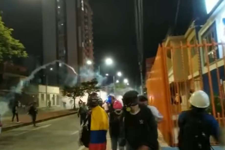 Protesta culminó con enfrentamientos, policías heridos y pérdidas materiales en Bucaramanga.