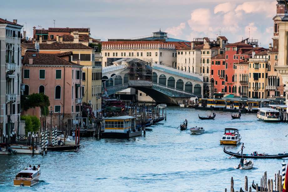 Con picos diarios de hasta 100.000 turistas, los venecianos se están marchando.