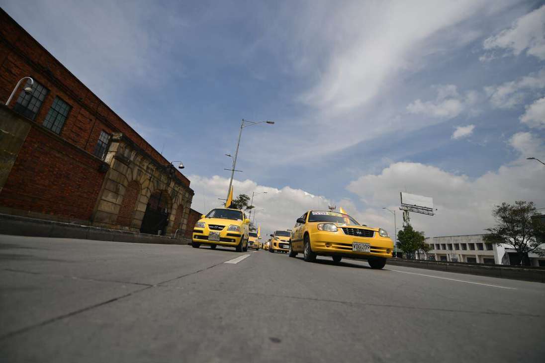 Cientos de vehículos amarillos se tomaron las principales vías de la capital: la calle 23, la calle 13, la Av. Américas, Av. Ciudad de Cali, las vías cercanas al Palacio de los Deportes y la NQS.