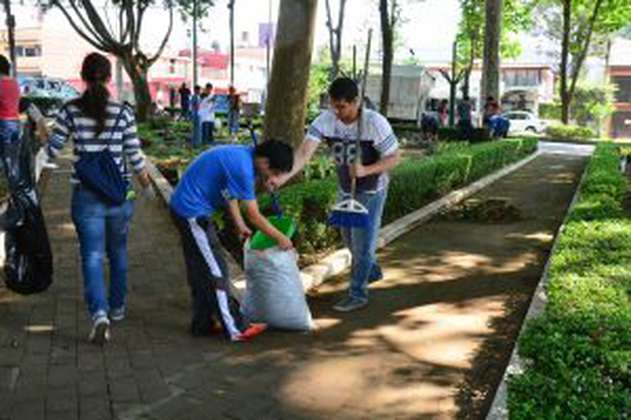 Estudiantes se unen a las jornadas de limpieza en las calles del centro de Bogotá