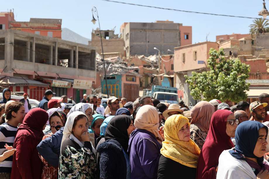 Los marroquíes hacen una fila para recibir una de las cobijas distribuidas por el Ejército nacional en Amizmiz, a 50 kilómetros de Marrakech.