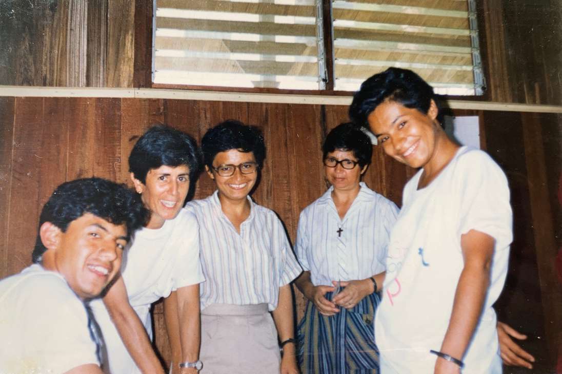 De pelo corto, gafas y sonrisa amplia, en el centro de la foto, la hermana Yolanda Cerón con algunos compañeros de trabajo.
