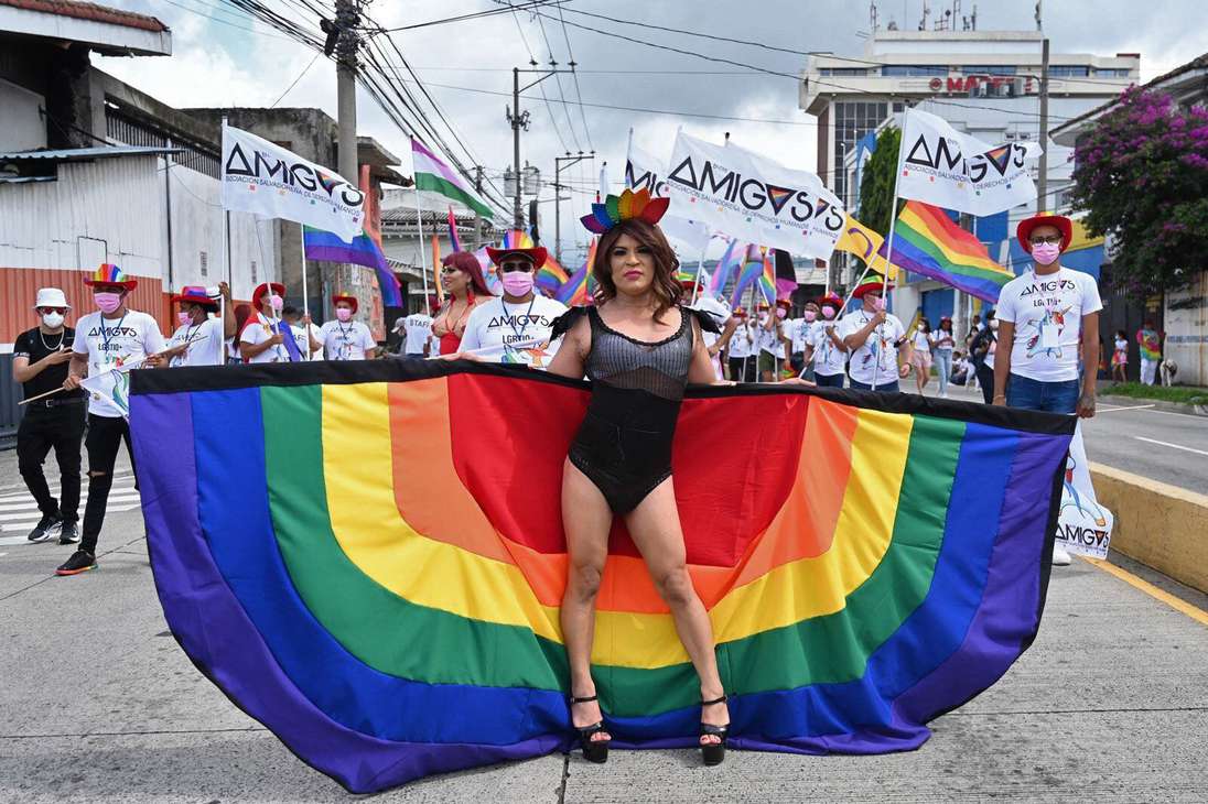 Al menos unos 2.500 miembros de la comunidad LGBTI de El Salvador realizaron este sábado en la capital del país una colorida y animada Marcha del Orgullo en la que reclamaron la aprobación de una ley de identidad que les reconozca derechos.
