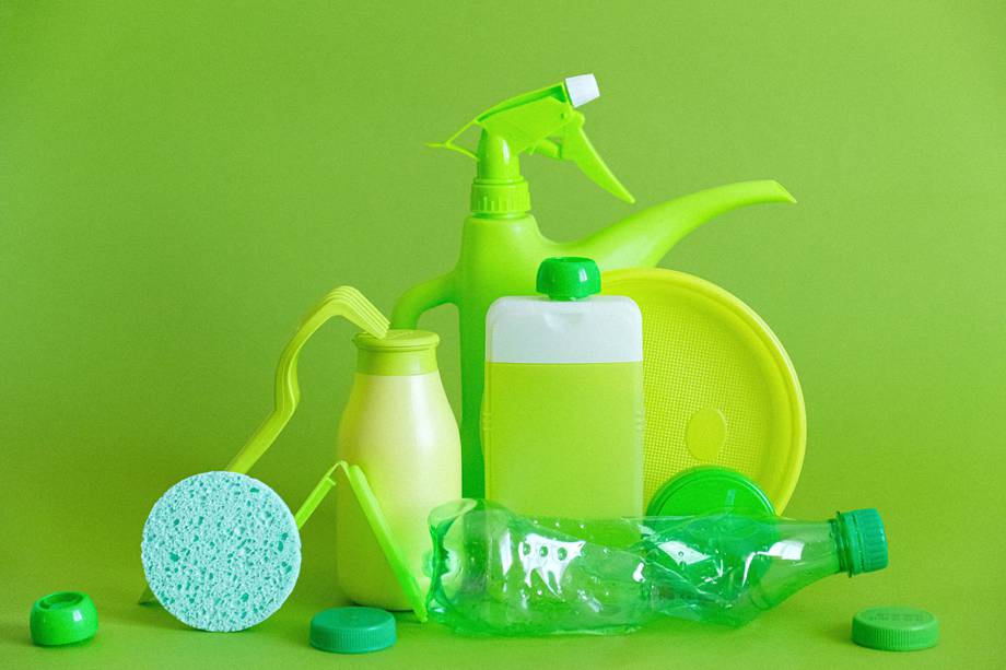 No es necesario contar con tantos implementos llenos de químicos para quitar el mal olor en tus recipientes.