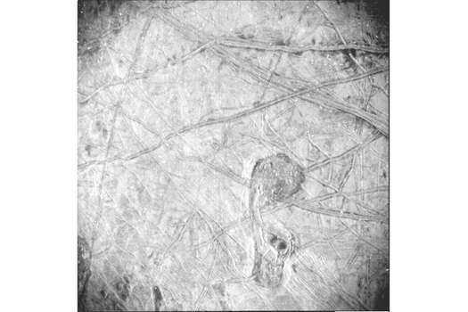 Las características de la superficie de la luna helada Europa de Júpiter se revelan en una imagen obtenida por la Unidad de Referencia Estelar (SRU) de Juno durante la exploración de la nave espacial el 29 de septiembre de 2022.