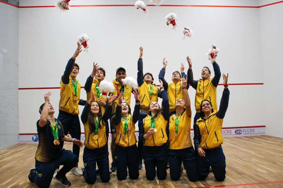 La selección colombiana de squash celebra su título en Sucre2024.