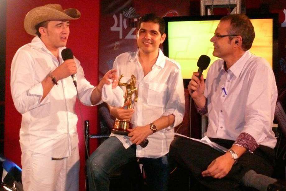 Ernesto McCausland (d) con el Rey Vallenato 2009, Sergio Luis Rodríguez, y el cantante Peter Manjarrés. / Fundación Festival de la Leyenda Vallenata