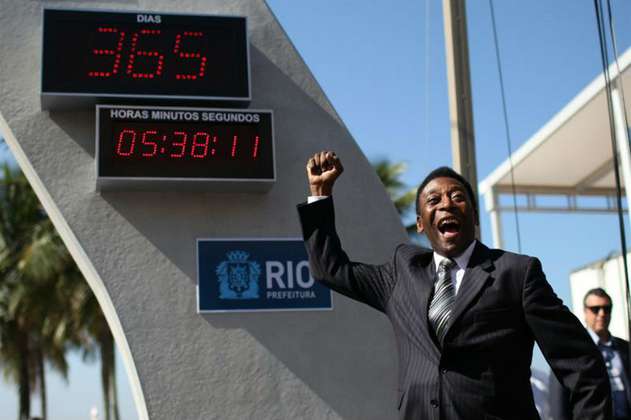 Pelé inaugura reloj con cuenta regresiva a un año del Mundial