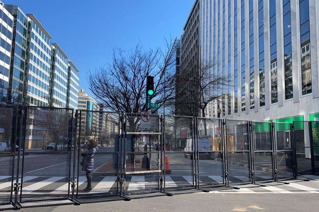 Una fila de montacargas recorrió el centro de Washington D.C. este jueves, dejando a su paso pilas de cercas que más tarde fueron acomodadas para bloquear las vías.