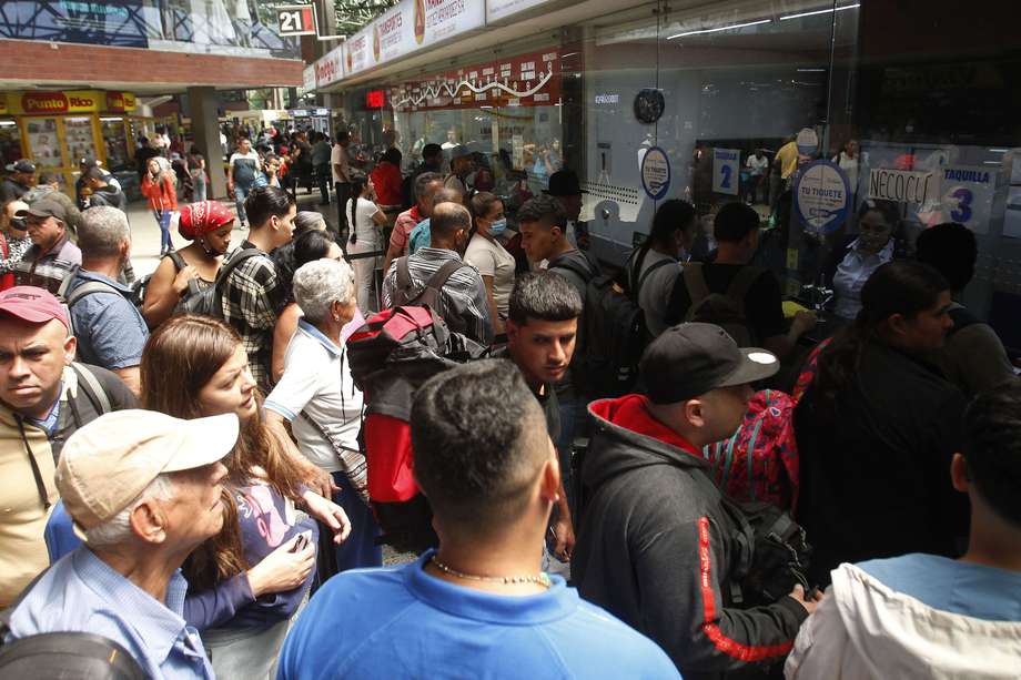 Medellín se convirtió en una estación de tránsito para cientos de migrantes venezolanos que en los últimos días se han agolpado en las terminales de transporte en busca de tiquetes que los lleve a Necoclí, la puerta de entrada al Tapón del Darién. EFE/ Luis Eduardo Noriega A.
