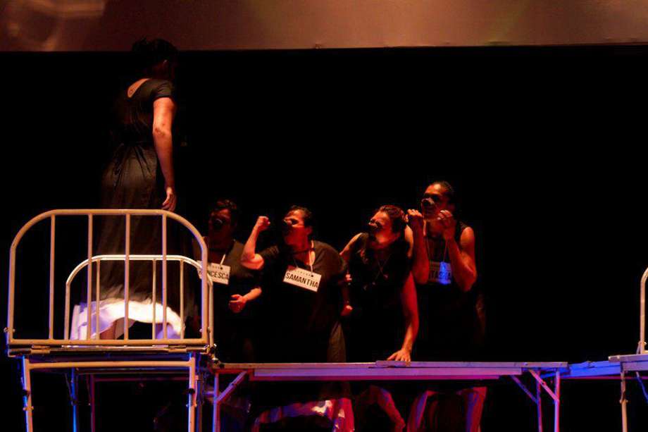 "Cinco mujeres y un trato" es una pieza teatral que profundiza en las vivencias y experiencias de mujeres colombianas que han sido víctimas de trata. 