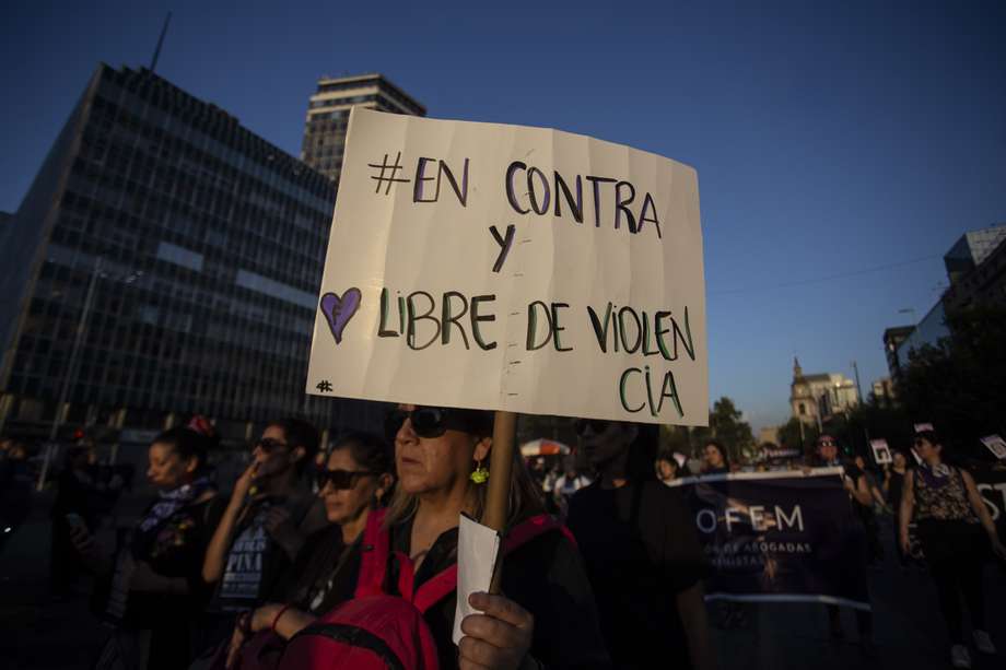 Activistas y ciudadanas chilenas gritan "ni un paso atrás" para exigir medidas efectivas contra la violencia machista y mayor compromiso ciudadano contra ese problema. 