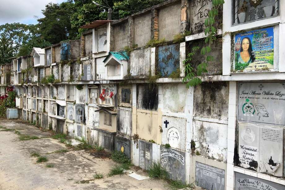 Cementerio de Leticia, una de las primeras ciudades colombianas en sufrir picos de contagio, a principios de 2020. Su extensión es de poco más de una hectárea y tiene mal contadas entre 2.000 y 3.000 bóvedas.