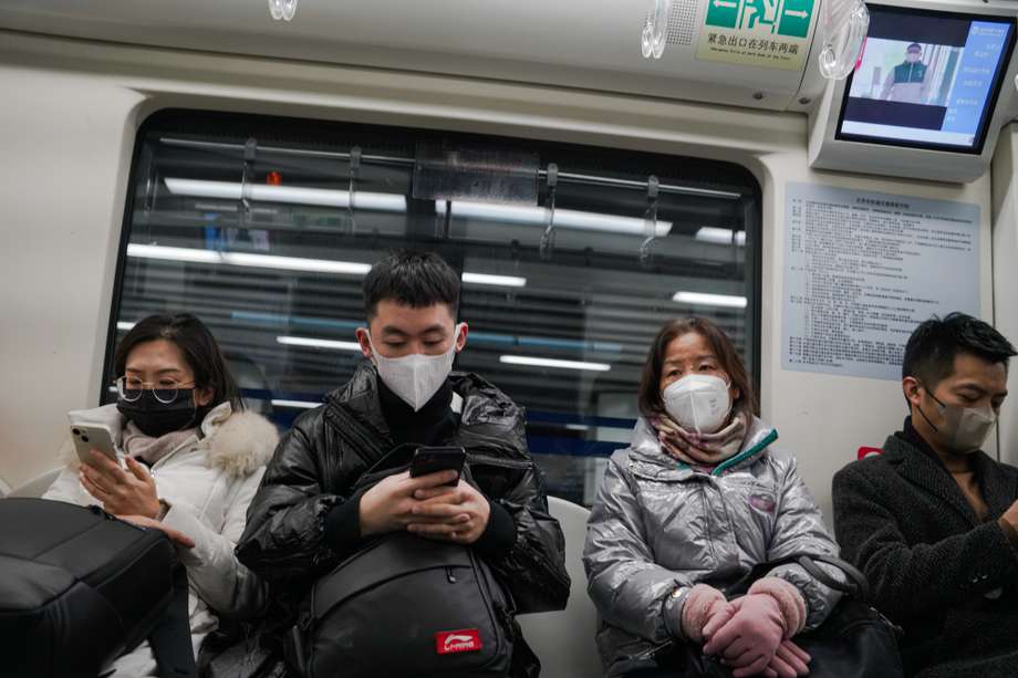 Beijing (China), 05/12/2022.- People wear face masks inside a train in Beijing, China, 05 December 2022. Despite daily cases increasing, some cities such as Beijing and Guangzhou are taking steps to loosen COVID-19 testing requirements and quarantine rules as China looks to relax its strict zero-COVID policy amid an economic downturn, Beijing subway and buses no longer require COVID-19 negative results taken within 48 hours starting 05 December. EFE/EPA/WU HAO
