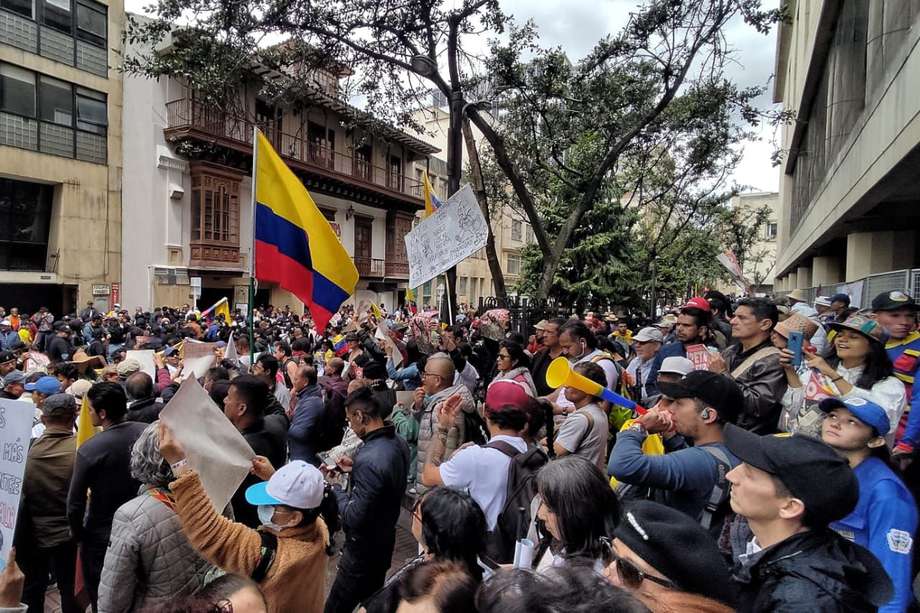 Ciudadanos salieron a manifestarse en apoyo al Gobierno Petro, en el centro de Bogotá.
