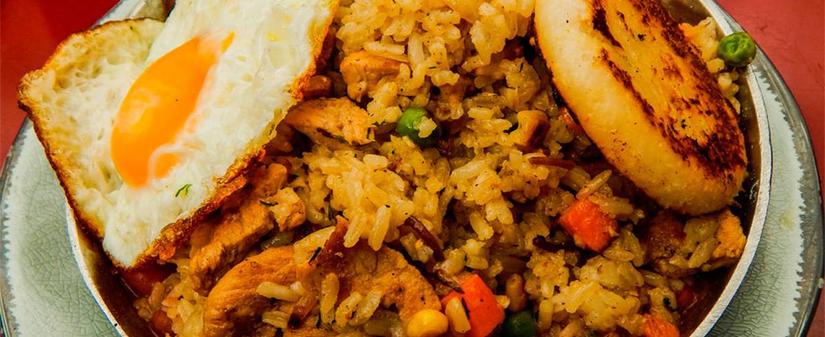 El arroz paisa es un plato abundante y completo que suele ser servido en grandes porciones y es ideal para compartir en familia o con amigos.