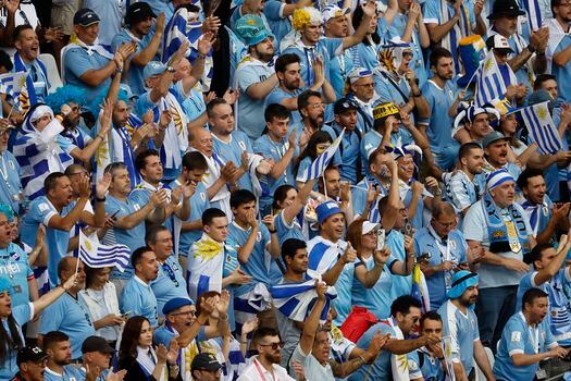 Hinchas de Uruguay animan hoy, en un partido de la fase de grupos del Mundial de Fútbol Qatar 2022 entre Uruguay y Corea del Sur, en el estadio Ciudad de la Educación en Rayán (Catar). 

